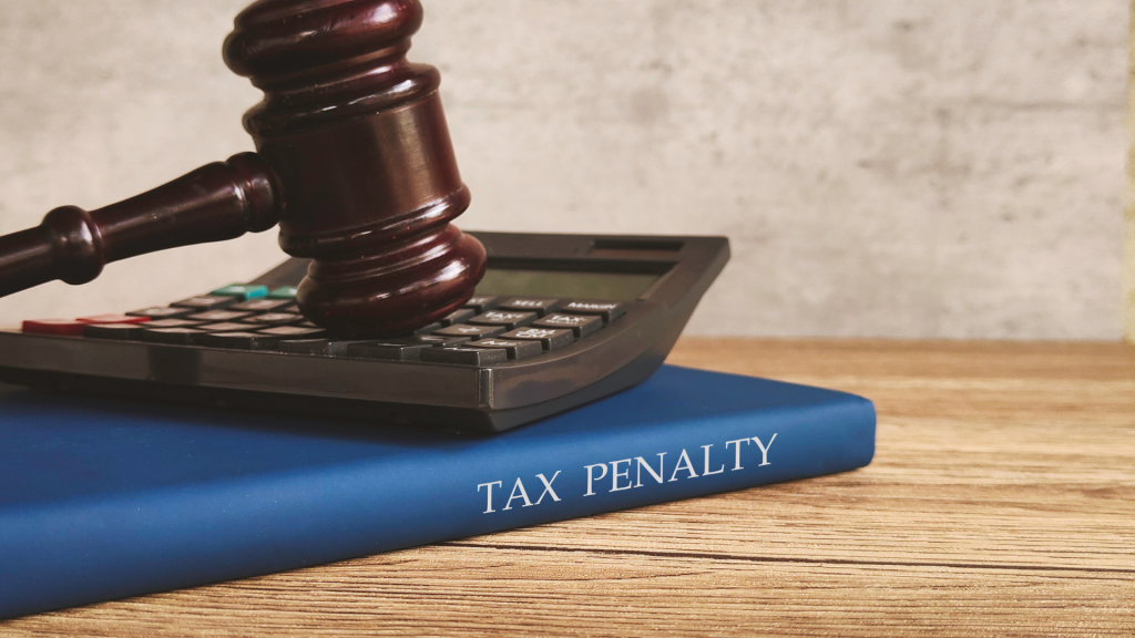 Balança da justiça e papéis fiscais representando defesas contra multas tributárias.