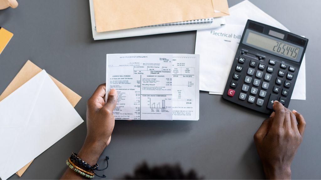 Conceito de defesa tributária contra autos de infração no Brasil.