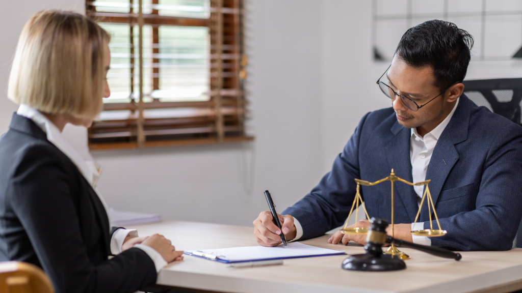 Guia completo de infrações fiscais e caminhos de defesa administrativa e judicial.