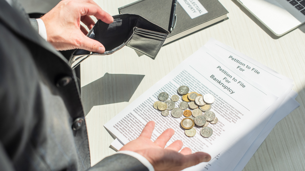 Empresário preocupado com multas tributárias e relatórios de SPED e DCTFWeb.