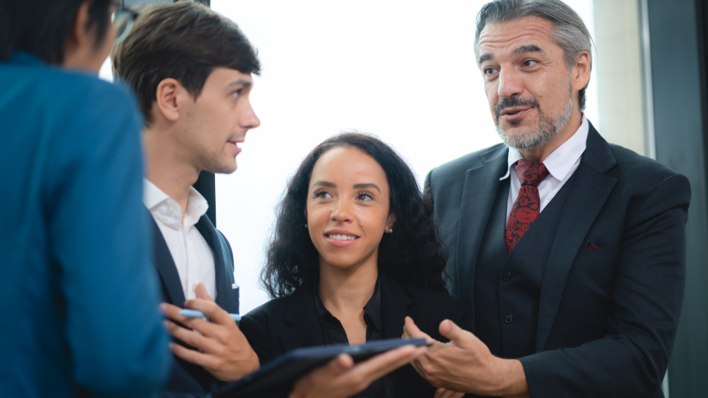 Relógio sobre pilha de papéis fiscais, simbolizando o tempo da prescrição.