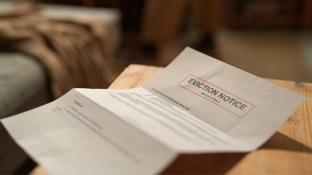 Empresário caminhando em um labirinto, simbolizando os desafios do sistema tributário brasileiro.