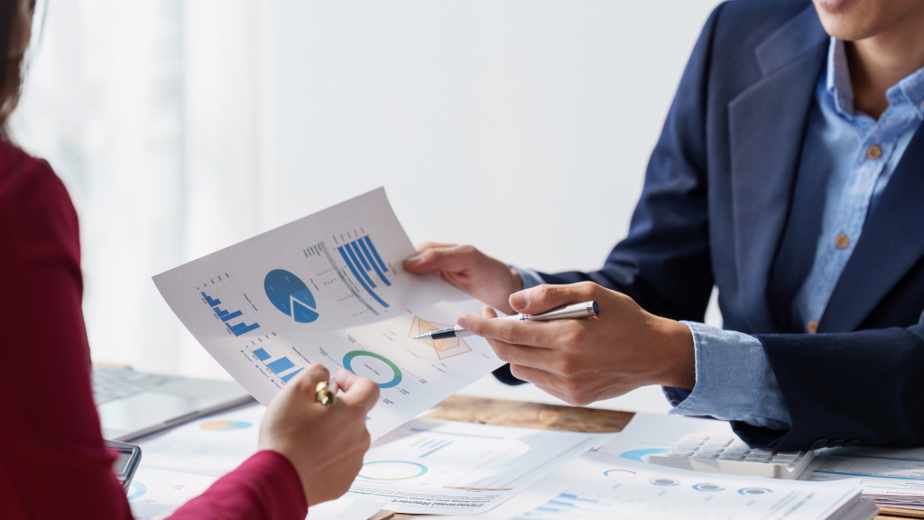 Consultoria tributária com advogada explicando estratégias de compensação fiscal.