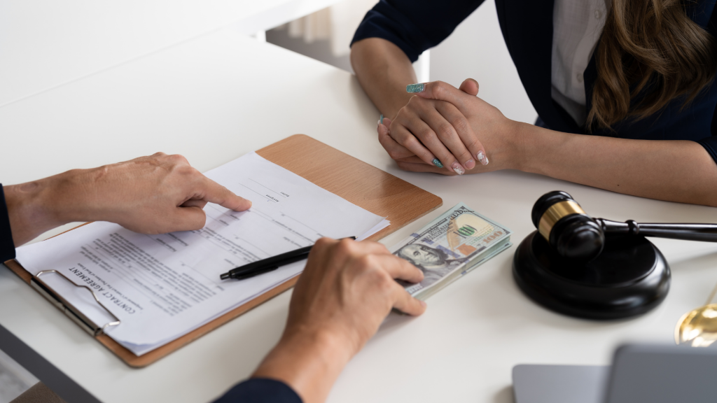 Documentos fiscais e cédulas de dinheiro em uma análise tributária.